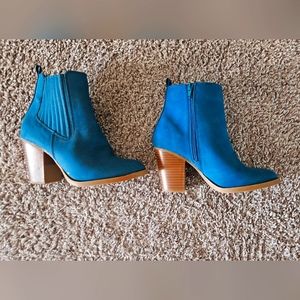 Serra Ankle Booties Size 7 in a stunning teal